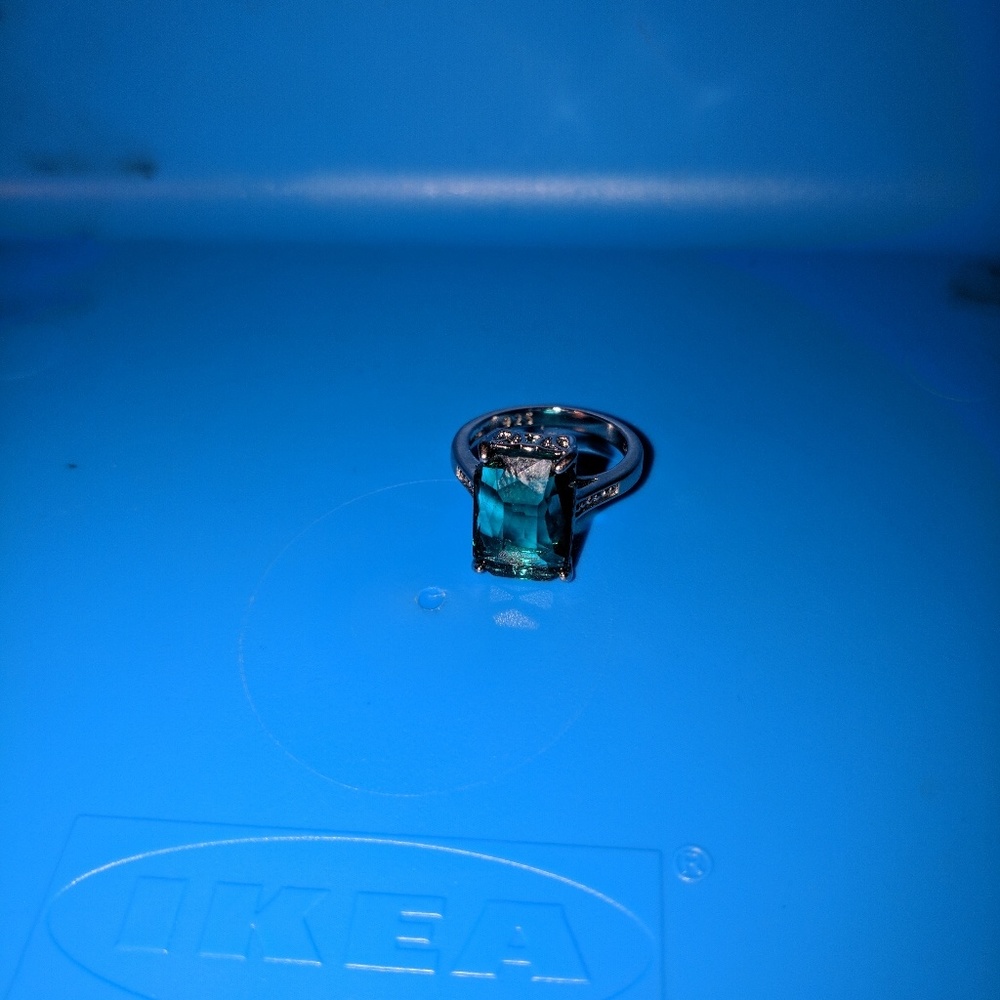 Beautiful costume emerald green ring